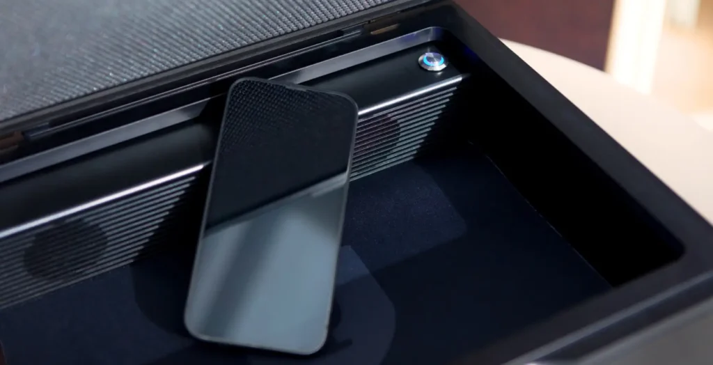 bruslåda med mobiltelefon i